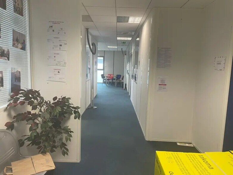 Office in Bourg-en-Bresse for lease - Interior Photo - Image 2 of 11