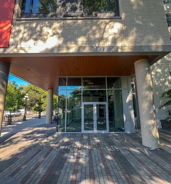 701 Belleville St, Victoria, BC à louer - Photo du bâtiment - Image 3 de 5