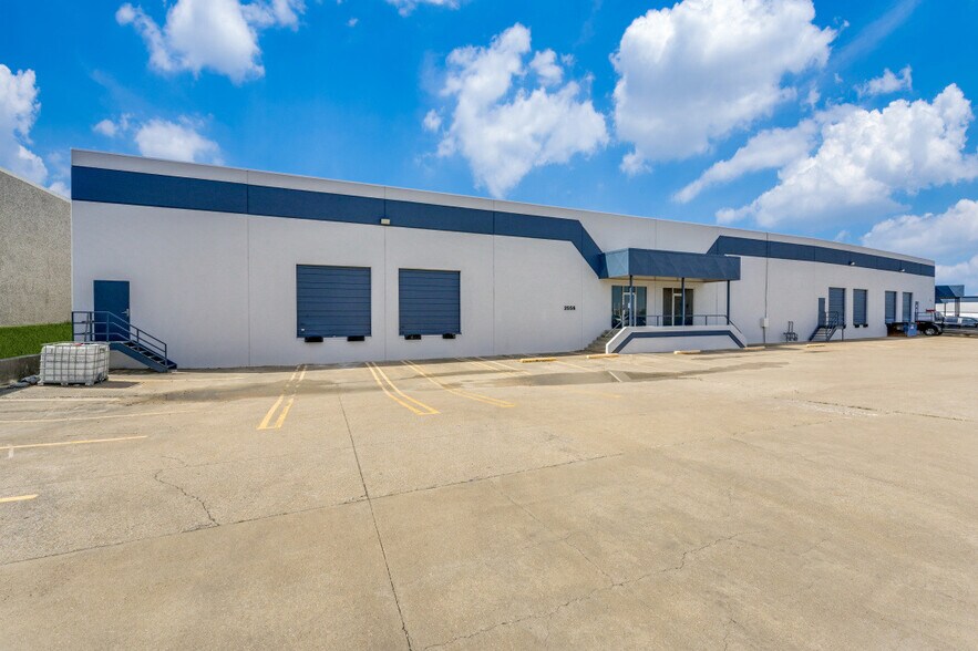 2556-2564 W Commerce St, Dallas, TX à louer - Photo du bâtiment - Image 2 de 7