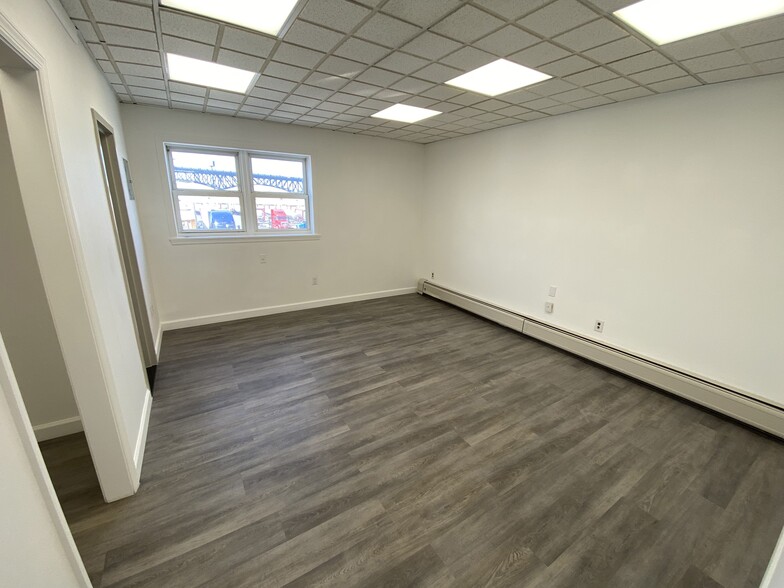 61 Lincoln Hwy, Kearny, NJ for lease - Interior Photo - Image 2 of 3