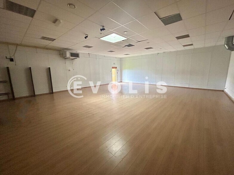 Flex in Varennes-sur-Seine for lease - Interior Photo - Image 3 of 4