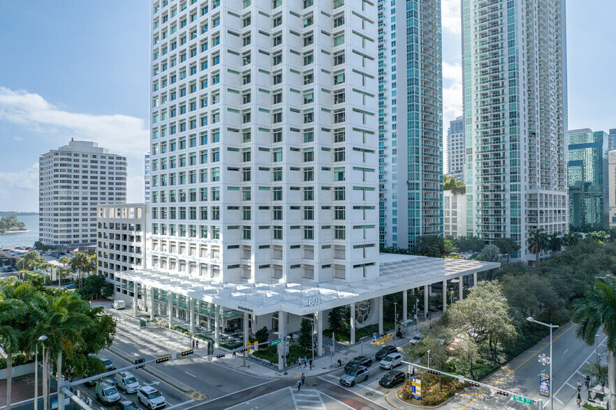 801 Brickell Ave, Miami, FL à louer - Photo du bâtiment - Image 1 de 7