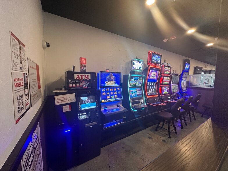 6764 W Forest Preserve Dr, Harwood Heights, IL for lease - Interior Photo - Image 2 of 10