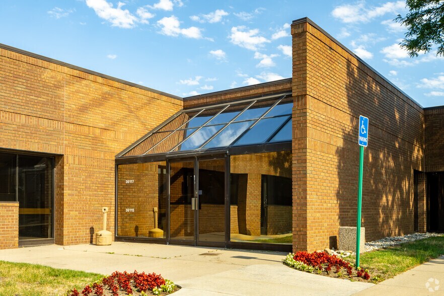 36111-36119 Schoolcraft Rd, Livonia, MI à louer - Photo du bâtiment - Image 2 de 16