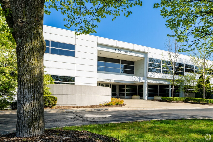 41000 Woodward Ave, Bloomfield Hills, MI for lease - Building Photo - Image 2 of 17