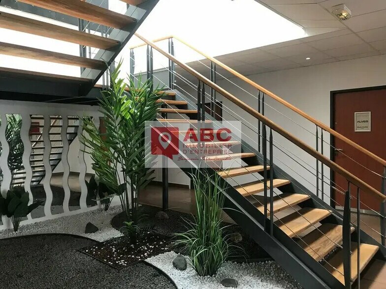 Office in Baillargues for lease - Interior Photo - Image 1 of 6