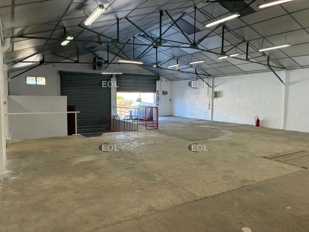 Flex in La Rochette for lease Building Photo- Image 1 of 9