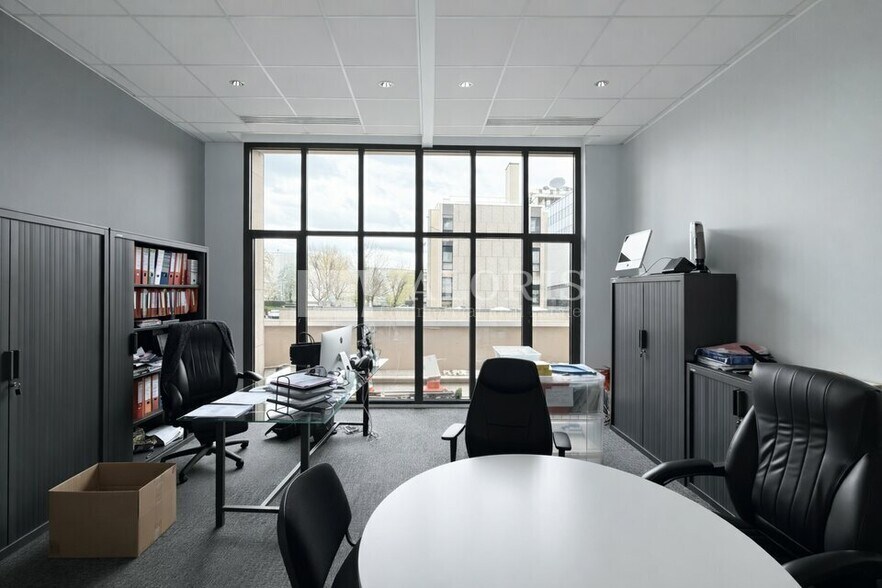 Office in Lyon for lease - Building Photo - Image 1 of 8