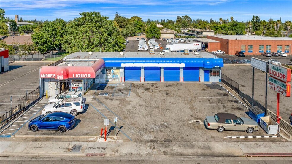 3953 N Blackstone Ave, Fresno, CA à louer - Photo du bâtiment - Image 2 de 12