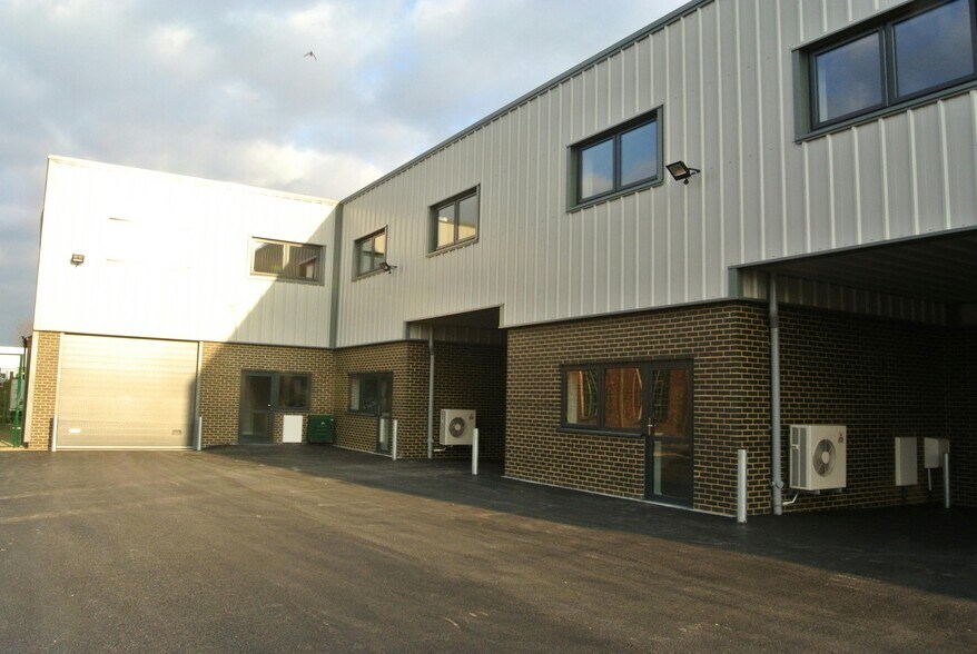 34 Central Ave, West Molesey à louer - Photo du bâtiment - Image 2 de 6