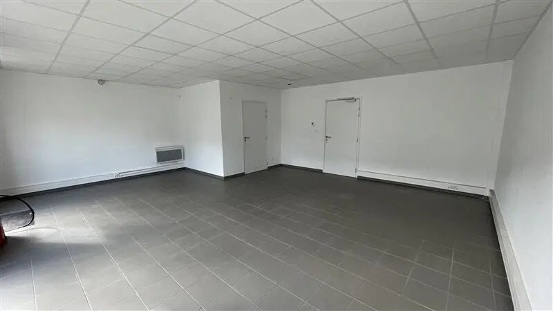 Flex in Croissy-Beaubourg for lease - Interior Photo - Image 3 of 5