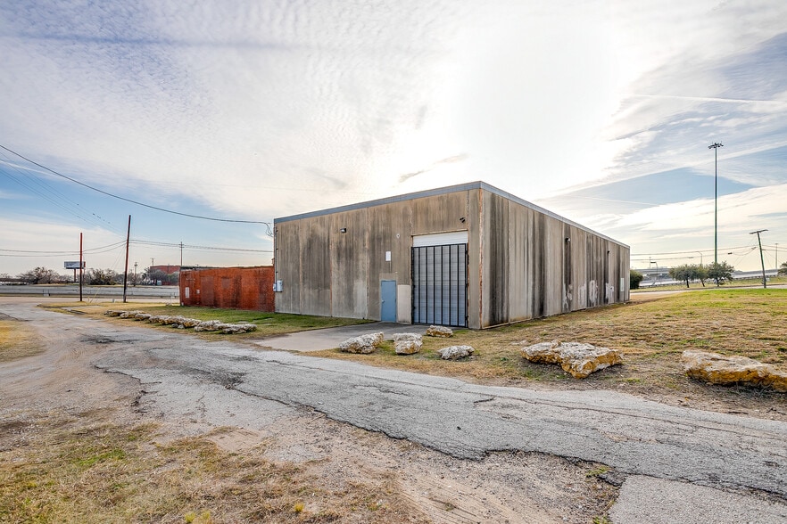 1008 E 11th St, Fort Worth, TX for lease - Building Photo - Image 2 of 21