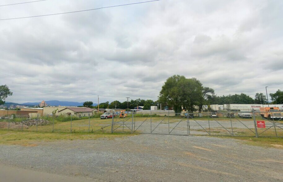 1642 Plantation Rd NE, Roanoke, VA for lease - Building Photo - Image 2 of 4