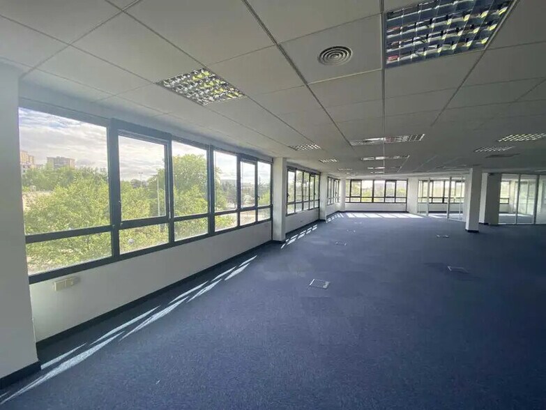 1 Chemin Jean-Marie Vianney, Écully for lease - Interior Photo - Image 3 of 15