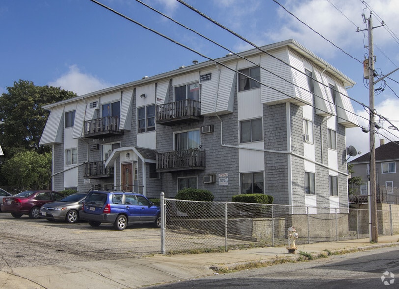 322 Flint St, Fall River, MA à vendre - Photo du bâtiment - Image 2 de 3