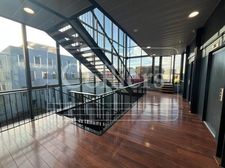 18 Rue Jacqueline Auriol, Lyon à louer - Photo du bâtiment - Image 3 de 27
