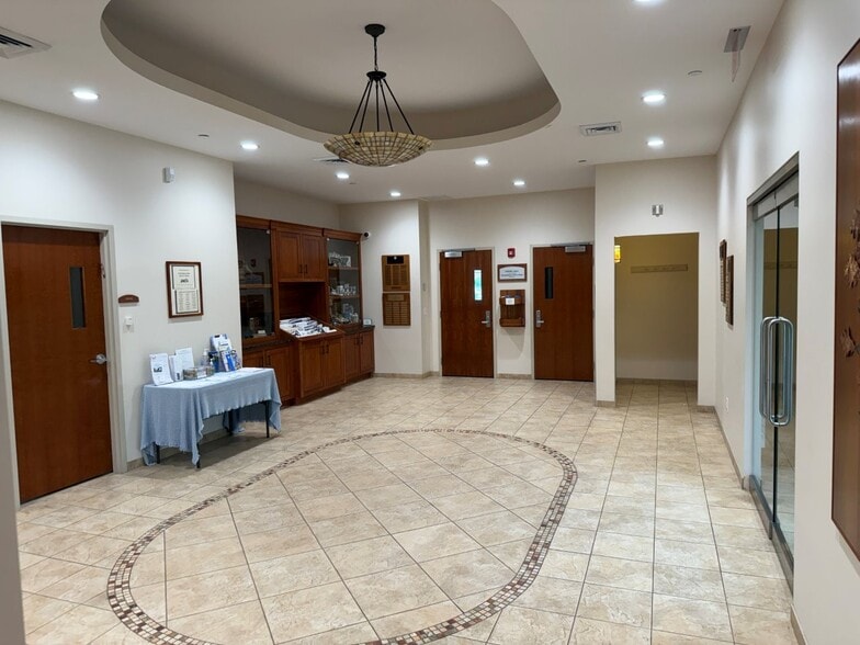 115 Huntingtown Rd, Newtown, CT for sale - Building Photo - Image 2 of 14
