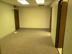 701 Lee St, Des Plaines, IL à louer Photo intérieure- Image 2 de 11