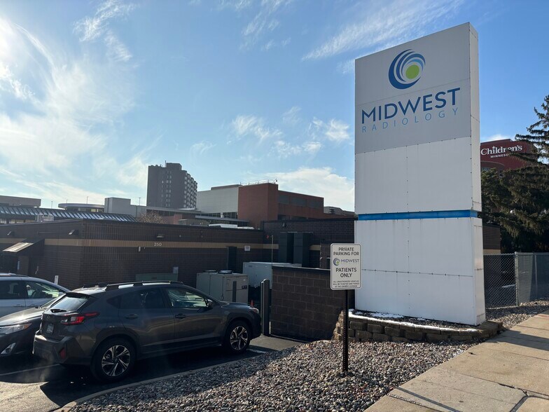 250 Thompson St, Saint Paul, MN à louer - Photo du bâtiment - Image 2 de 2