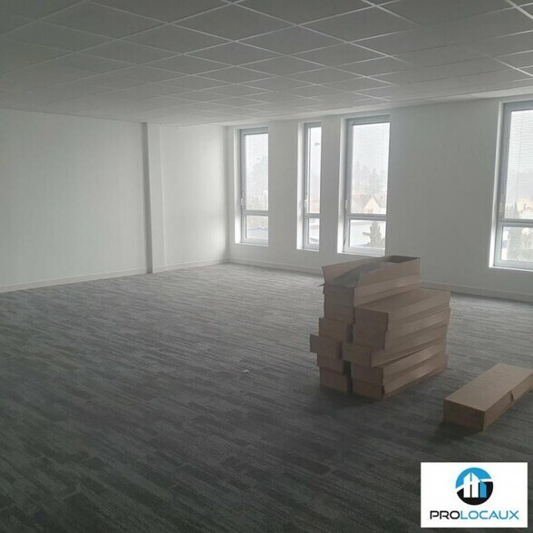 Office in Voiron for lease - Building Photo - Image 2 of 12