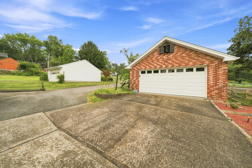1519 Renton Rd, Pittsburgh, PA for sale - Building Photo - Image 3 of 37