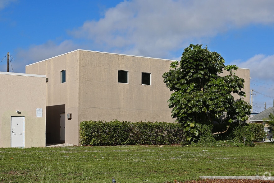 518 Pine Ter, West Palm Beach, FL for lease - Building Photo - Image 3 of 3