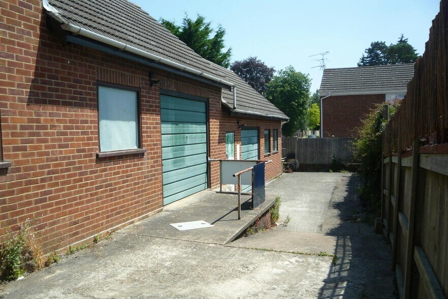 51 Clarence Rd, Fleet à louer - Photo du bâtiment - Image 2 de 5