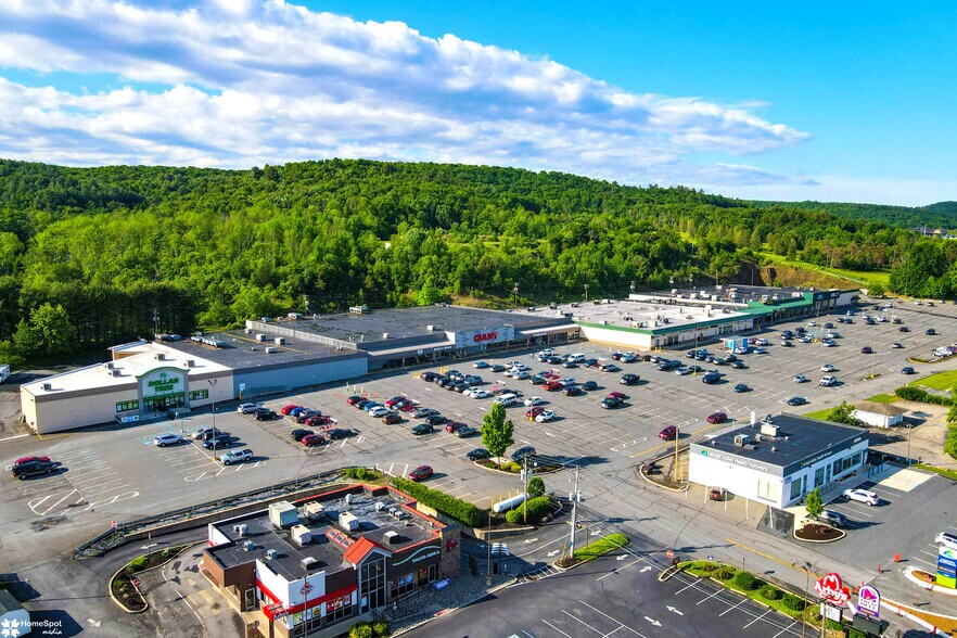 1211 Blakeslee Boulevard Dr E, Lehighton, PA à louer - Photo du bâtiment - Image 2 de 18