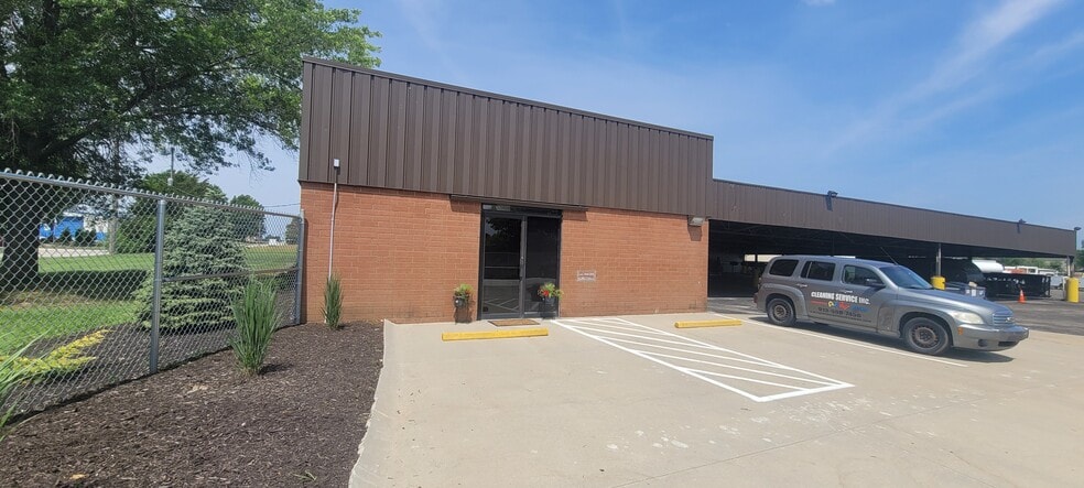 1904 E Spruce St, Olathe, KS for lease - Building Photo - Image 2 of 16