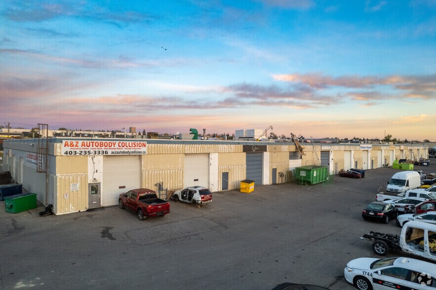700 33rd St NE, Calgary, AB à louer - Photo du bâtiment - Image 2 de 4