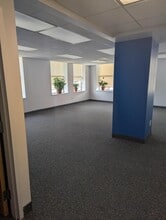 14805 Detroit Ave, Lakewood, OH à louer Photo intérieure- Image 2 de 9