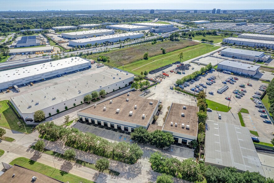 16503 Air Center Blvd, Houston, TX à louer - Photo du bâtiment - Image 2 de 18