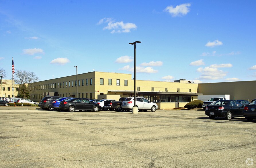 901 Cleveland St, Elyria, OH à louer - Photo du bâtiment - Image 3 de 4