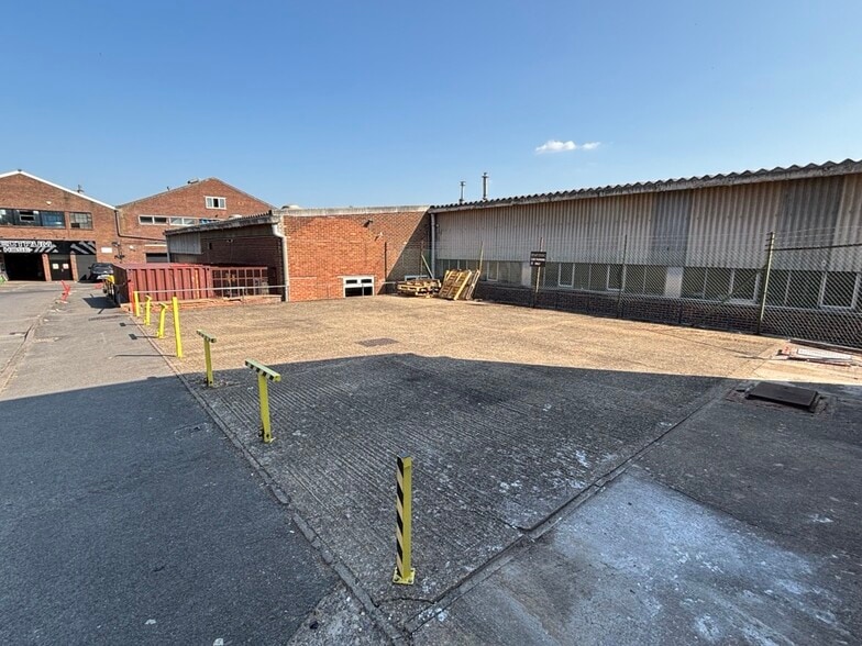 Desborough Park Rd, High Wycombe for lease - Building Photo - Image 2 of 4