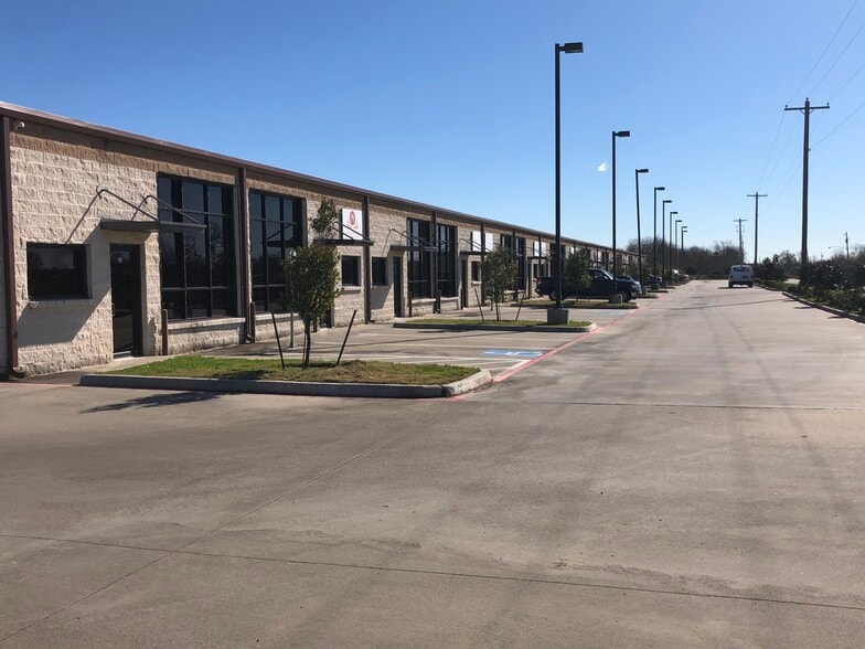 951 E FM 646, League City, TX à louer - Photo du bâtiment - Image 3 de 4
