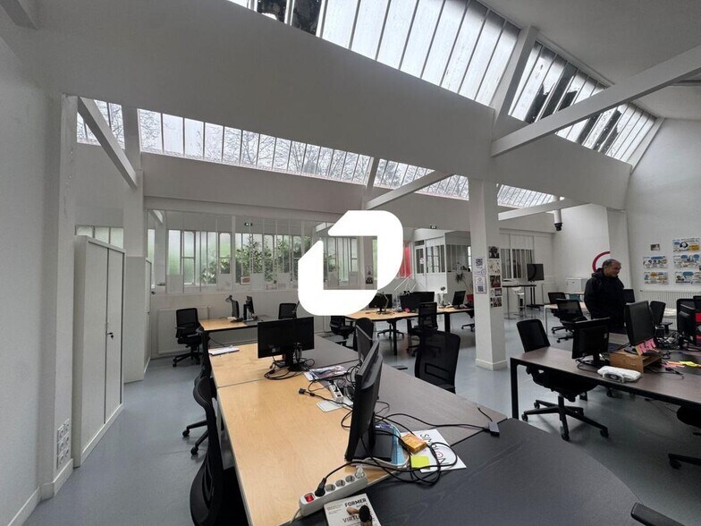 Office in Montreuil for lease - Interior Photo - Image 1 of 9