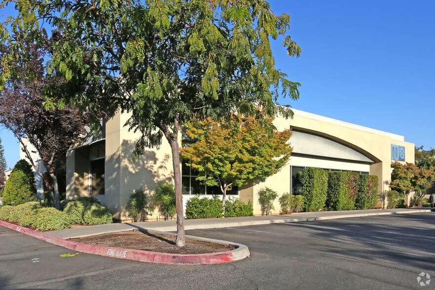 7259 N 1st St, Fresno, CA for lease - Primary Photo - Image 2 of 5