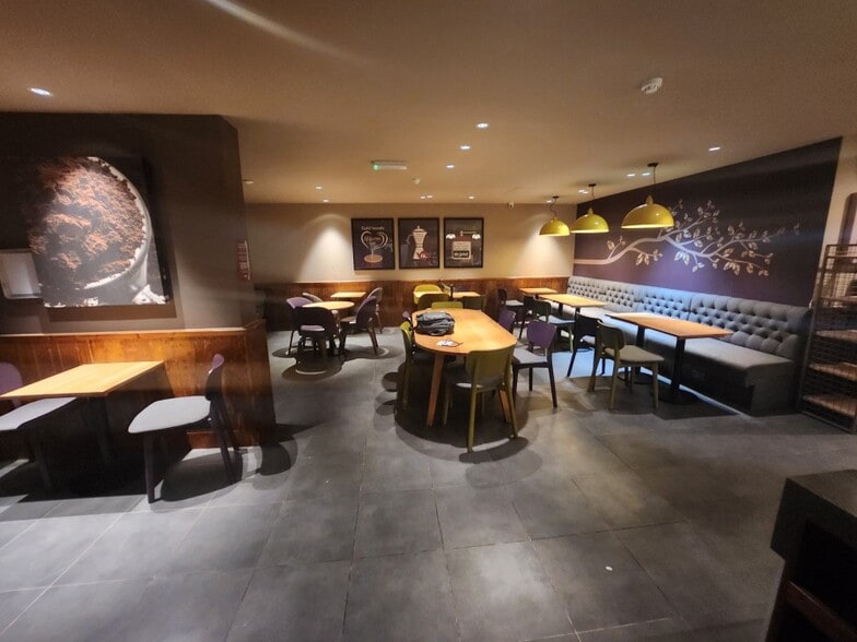 High Rd, Broxbourne for lease - Interior Photo - Image 2 of 15