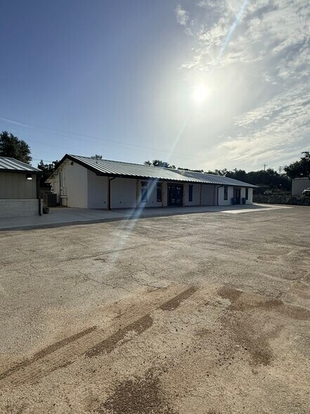 22214 State Highway 71 W, Spicewood, TX à louer - Photo du bâtiment - Image 1 de 8