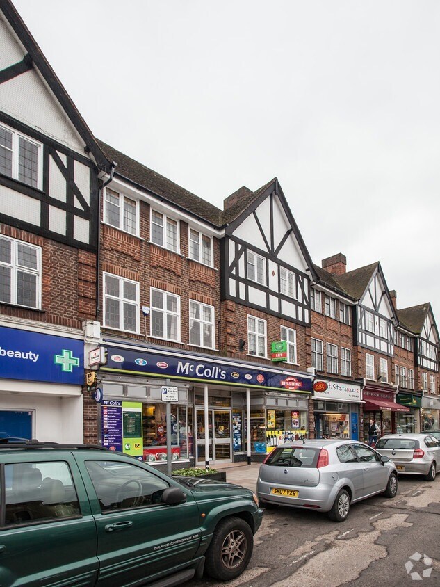 23 High St, Esher à louer Photo principale- Image 1 de 2