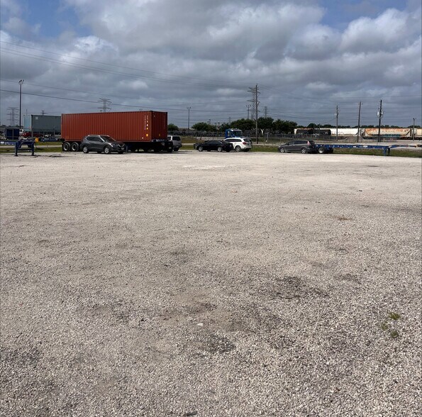 1300 S 16th St, La Porte, TX à louer - Photo du bâtiment - Image 3 de 6