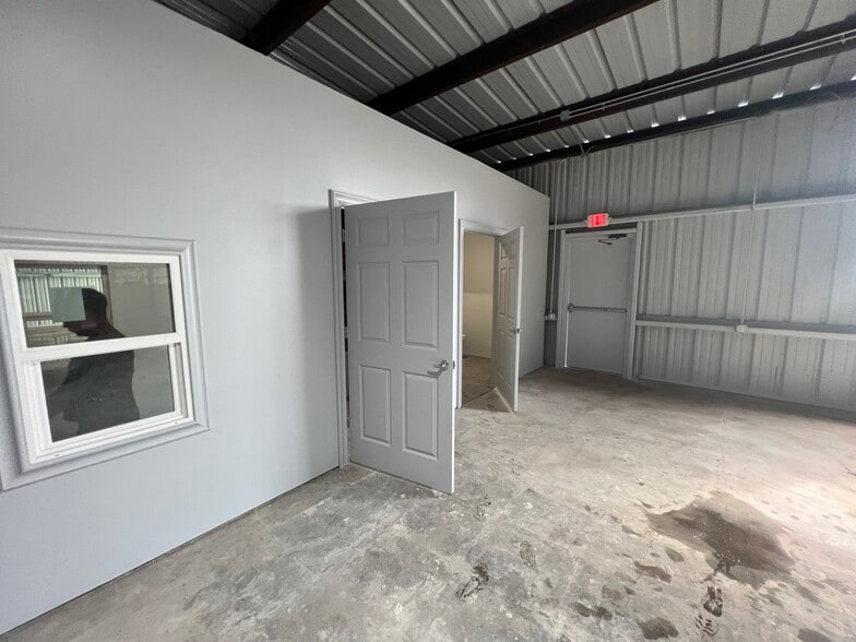 6229 Dixie Dr, Houston, TX for lease - Building Photo - Image 3 of 10