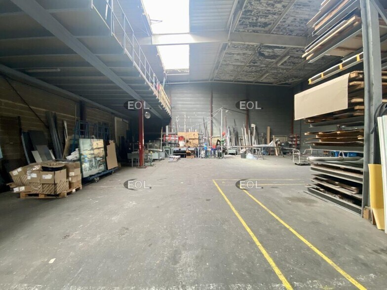Flex in Aubagne for lease - Interior Photo - Image 2 of 7