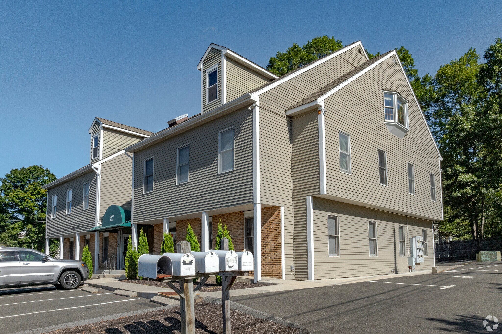 27 Mill Plain Rd, Danbury, CT for sale Primary Photo- Image 1 of 7