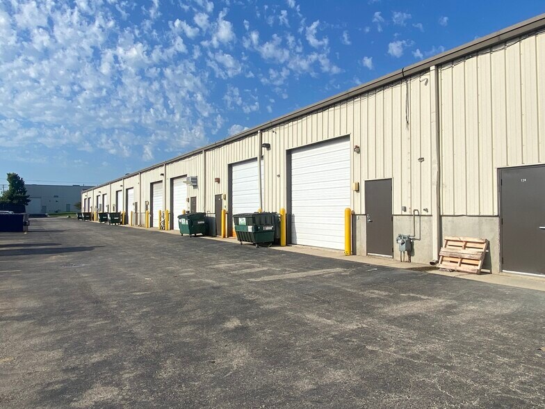 28144 W Industrial Ave, Lake Barrington, IL à louer - Photo du bâtiment - Image 2 de 10