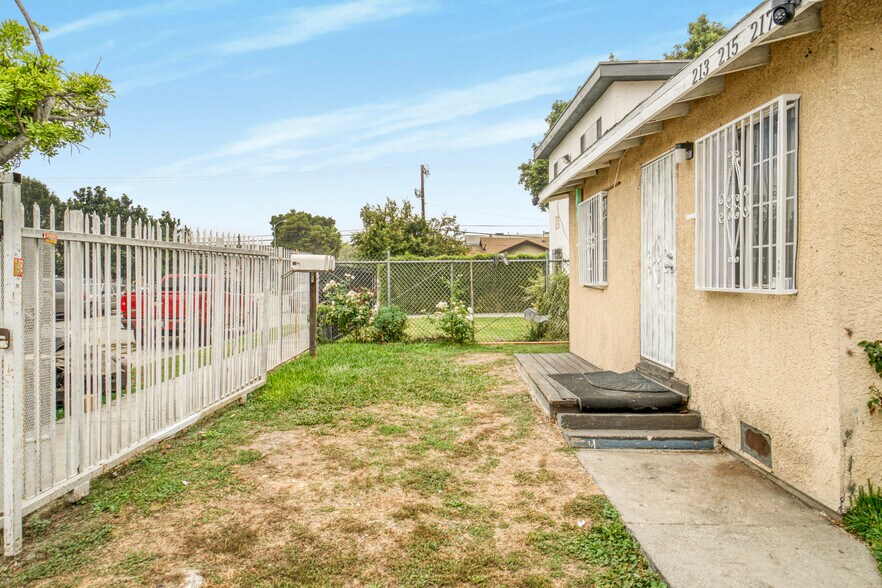 213 E 87th Pl, Los Angeles, CA for sale - Building Photo - Image 2 of 8