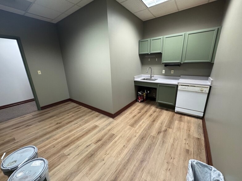 306 W Sunset Rd, San Antonio, TX for lease - Building Photo - Image 2 of 9