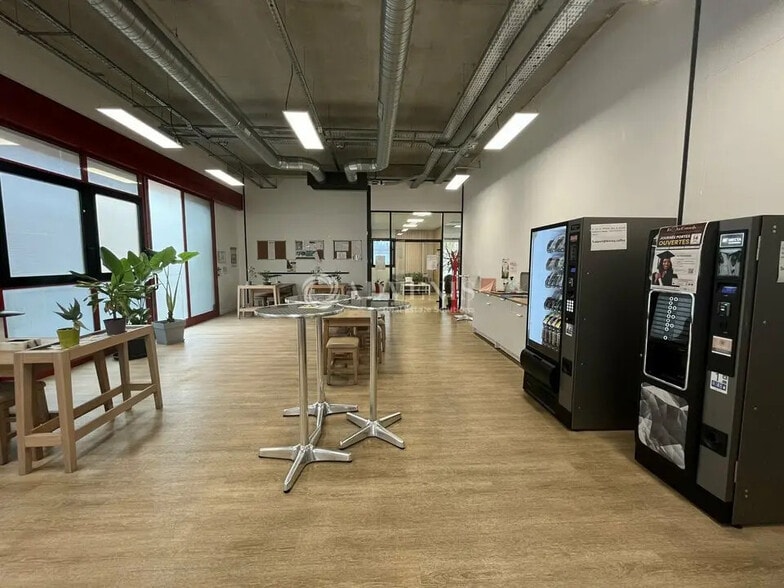 Office in Villepinte for lease - Interior Photo - Image 2 of 10