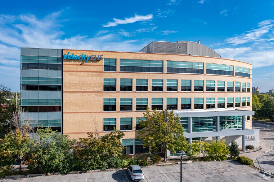 586 Argus Rd, Oakville, ON à louer - Photo du bâtiment - Image 2 de 5