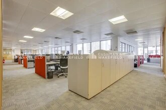 23-27 Rue Delariviere Lefoullon, Puteaux for lease Interior Photo- Image 1 of 1